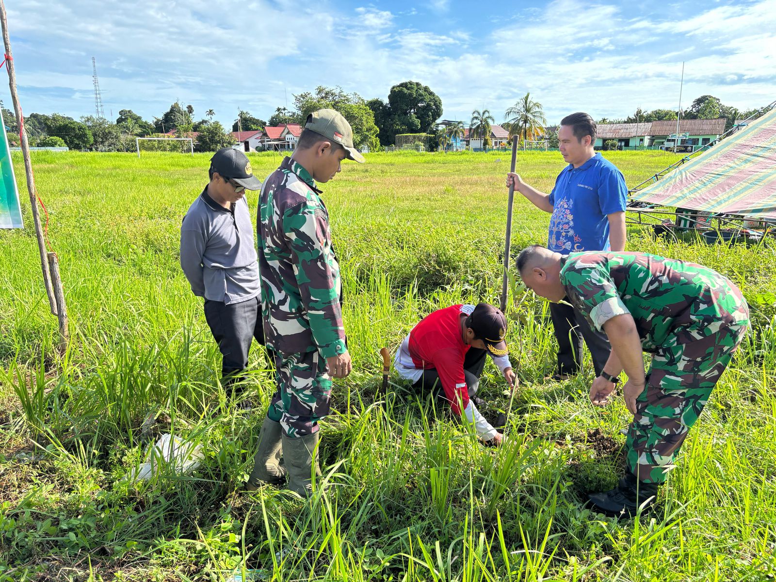 Sambut Hari Juang TNI-AD, Koramil 1019-06/Pulau Malan Melaksanakan Pembersihan Pasar dan Penanaman Pohon