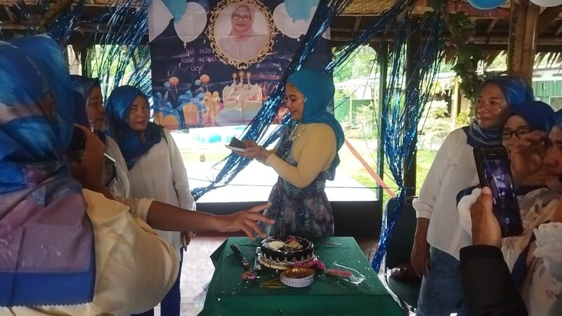 Ketua Komunitas Karaoke Show (KKS) Bunda Rita Rayakan Miladnya Yang Ke 49 Tahun Di Saung Kembangan Jakarta Barat.