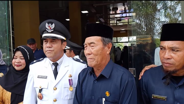 PJ BUPATI KOBAR BUDI SANTOSA SECARA RESMI MENGUKUHKAN KEPALA DESA DAN ANGGOTA BPD DI GEDUNG ANTAKUSUMA PANGKALAN BUN