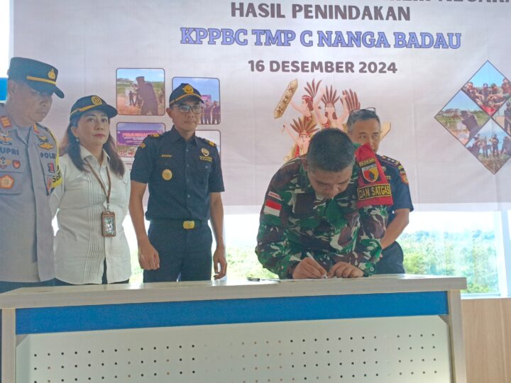 Wujud Penegakan Hukum di Perbatasan RI-Mly, Satgas Yonzipur 5/ABW Bersama Bea Cukai Musnahkan Barang Bukti