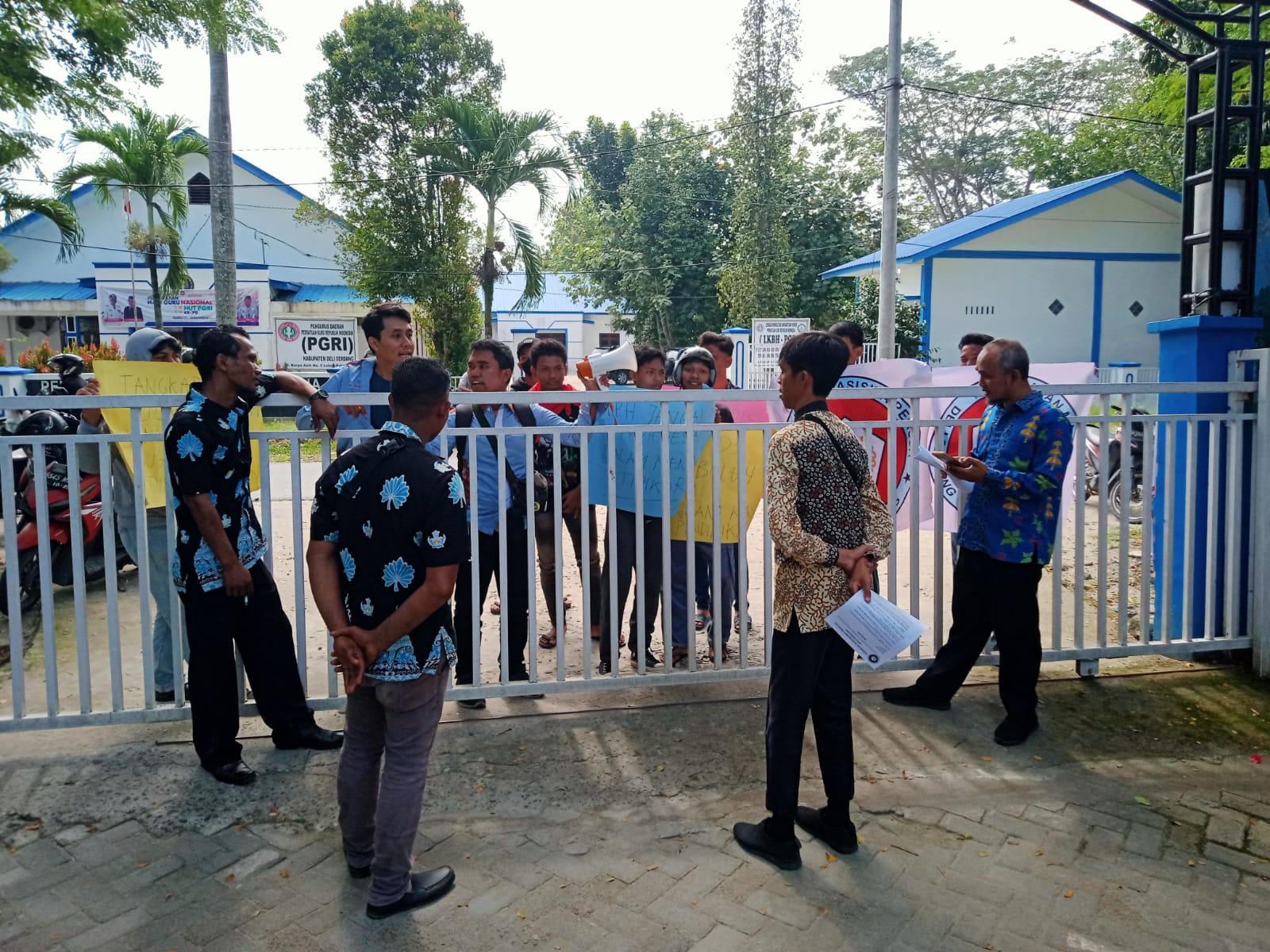 Gerakan Mahasiswa & Pemuda Kabupaten Deli Serdang “Aksi Damai Di Dinas Pendidikan-DS”