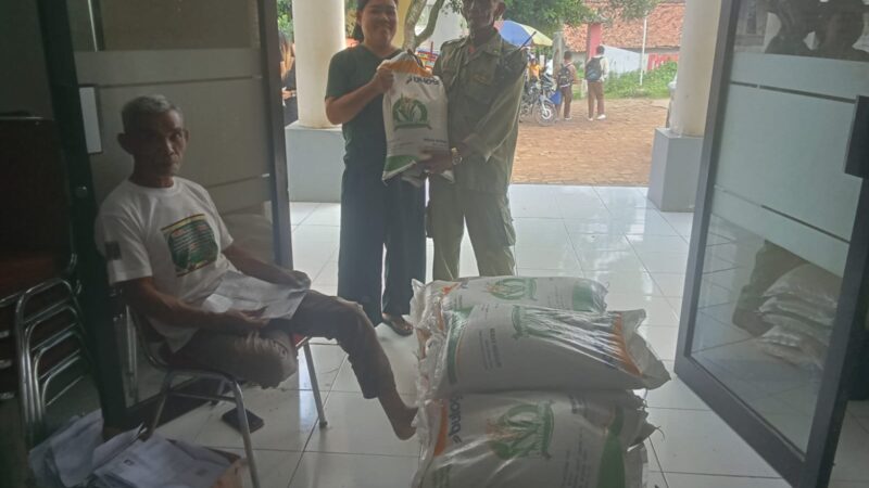 826 KPM Pemdes Desa Gintung Cilejet  Mendapatkan Bantuan Beras 10KG.