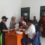 PemDes Desa Cibunar Menyalurkan Bantuan Beras Bulog Kepada 850 KPM.