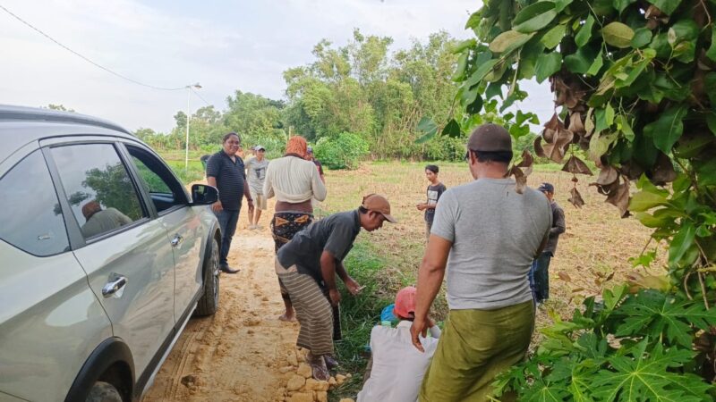 Tak Tersentuh dan Tidak Pernah Diperhatikan Pemerintah, Warga Dusun Lembung Desa Paseyan Sampang Swadaya Perbaiki Jalan Sendiri.