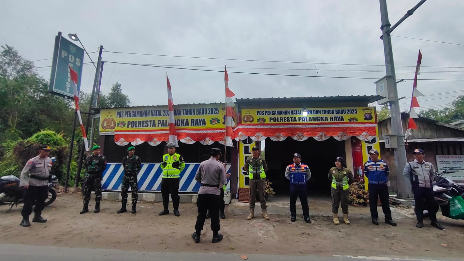 Anggota Kodim 1016/Palangka Raya Bersama Petugas Gabungan Siaga Di Pos Pengamanan Nataru