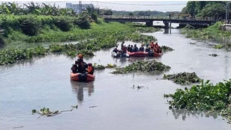 Balita Yang Hanyut Waktu Hujan di Babatan Wiyung Surabaya Sudah Ditemukan di Sungai Dekat Jembatan SMPN 34