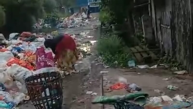 Menjelang Nataru Sampah Berserakan di Kecamatan Baamang KOTIM, Menimbulkan Bau Tak Sedap Menutup Aktivitas Jalan Terkesan Dibiarkan.