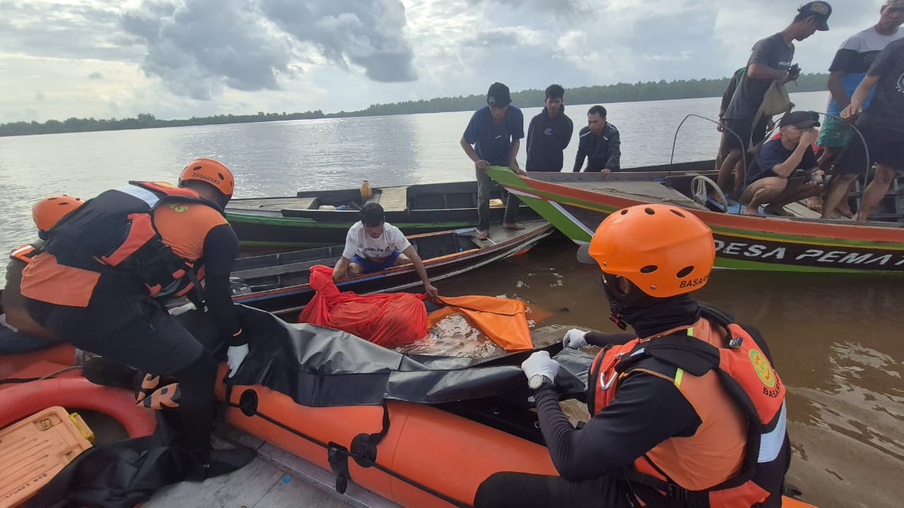 UPAYA TIM SAR GABUNGAN AKHIRNYA MEMBUAHKAN HASIL KORBAN A/N. ARBAIN 55 TAHUN DITEMUKAN MENGAPUNG SEKITAR 15 KM DARI LOKASI KECELAKAAN KAPAL