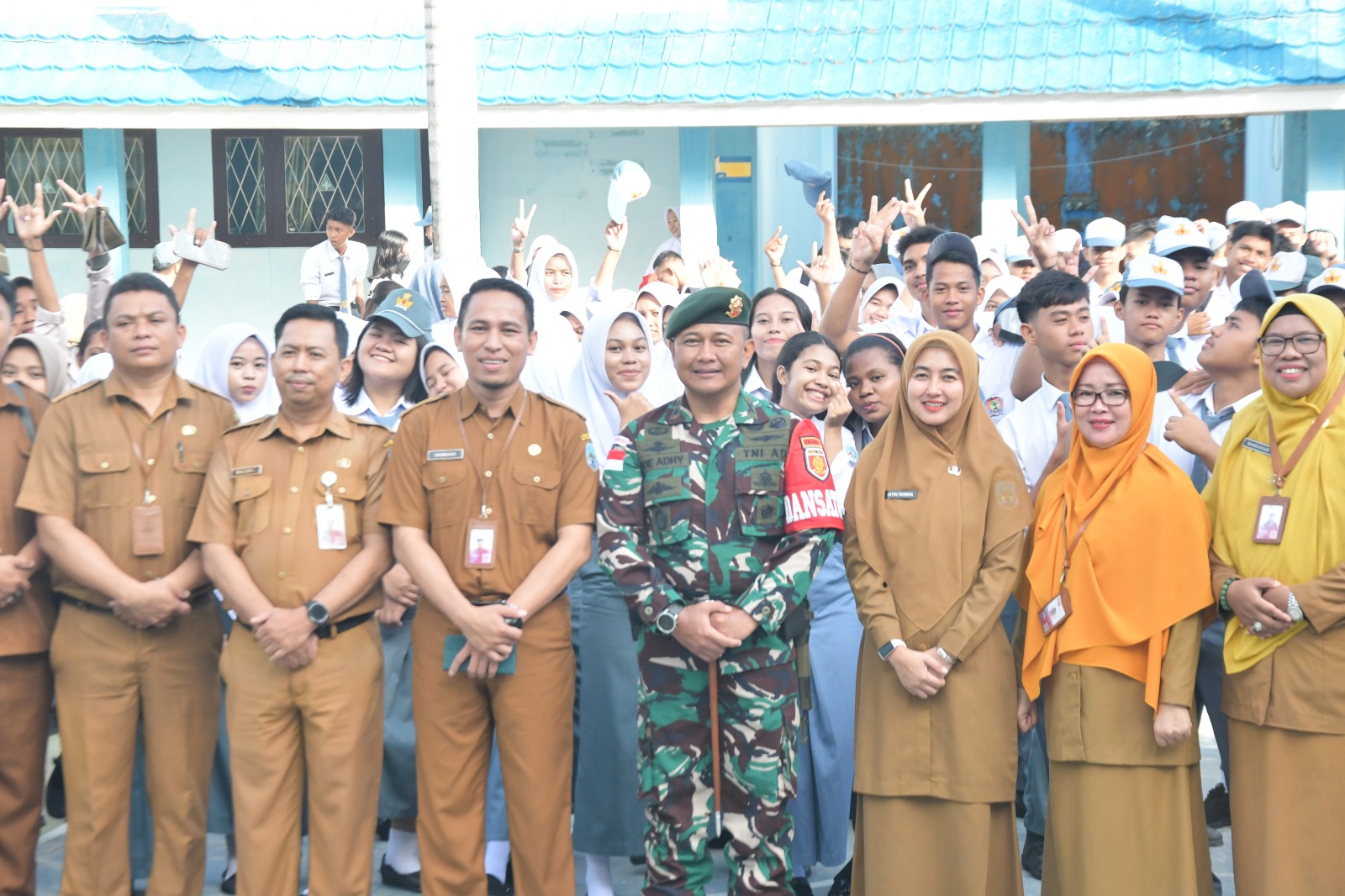 Dansatgas Pamtas Yonarmed 11 Kostrad Pimpin Upacara Bendera di SMKN 1 Nunukan Motivasi Siswa untuk Merajut Mimpi