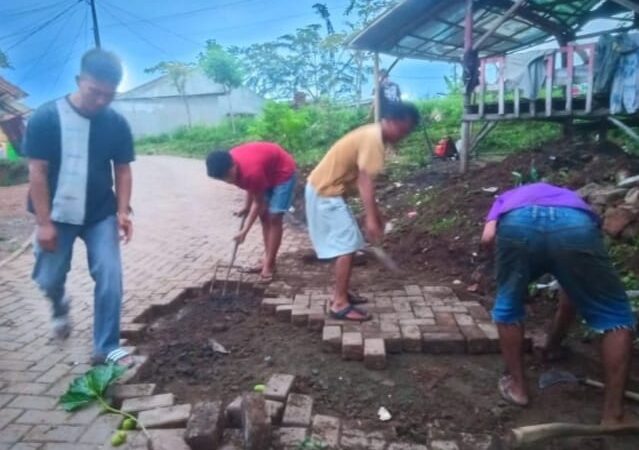 Terkait Maraknya Aksi Penembakan Misterius, Masyarakat Kp Karehkel Desa Pingku Perbaiki Pos Siskamling Untuk Tingkatkan Keamanan