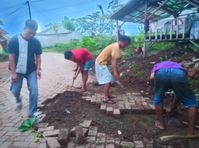 Terkait Maraknya Aksi Penembakan Misterius, Masyarakat Kp Karehkel Desa Pingku Perbaiki Pos Siskamling Untuk Tingkatkan Keamanan