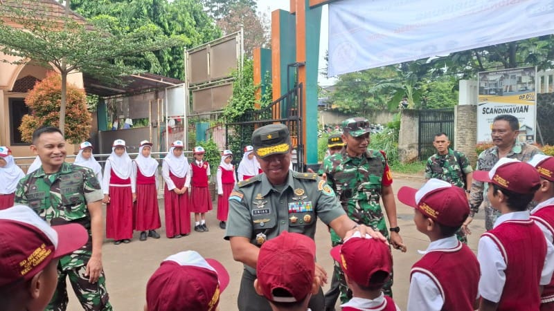 Dandim 0621/Kab Bogor Letkol Inf Henggar Tri Wahono, S.H., M.H. Dampingi IRDAM III/Slw Brigjen TNI Trias Wijanarko, S.I.P., M.H.I. Dalam Sosialisasi dan Pendistribusian Makanan Bergizi