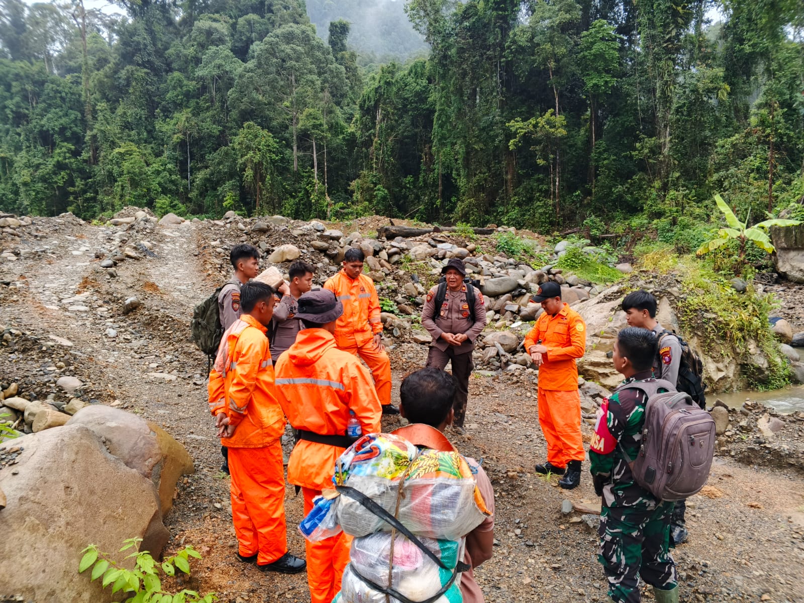 TIM SAR GABUNGAN MASIH UPAYAKAN PENCARIAN KORBAN TANAH LONGSOR DI GUNUNG MAS