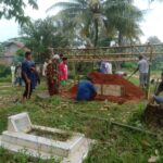 Warga Kp Cilaketan Ds Gorowong Rawat Tradisi Gotong royong Saat Salah Satu Warga di Lingkungan Berduka Cita