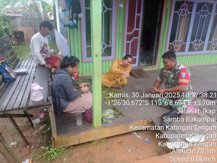 Jalin Silaturahmi yang Baik, Babinsa 1019-04/KTT Melaksanakan Komsos Dengan Masyarakat Desa Binaan