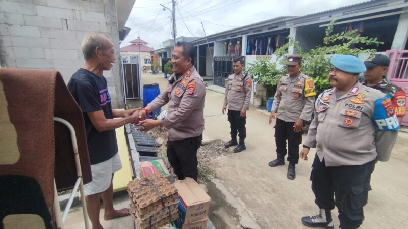 Kapolsek Rajeg Berikan Bantuan Sosial kepada Warga Terdampak Banjir di Perumahan Mutiara Puri Harmoni