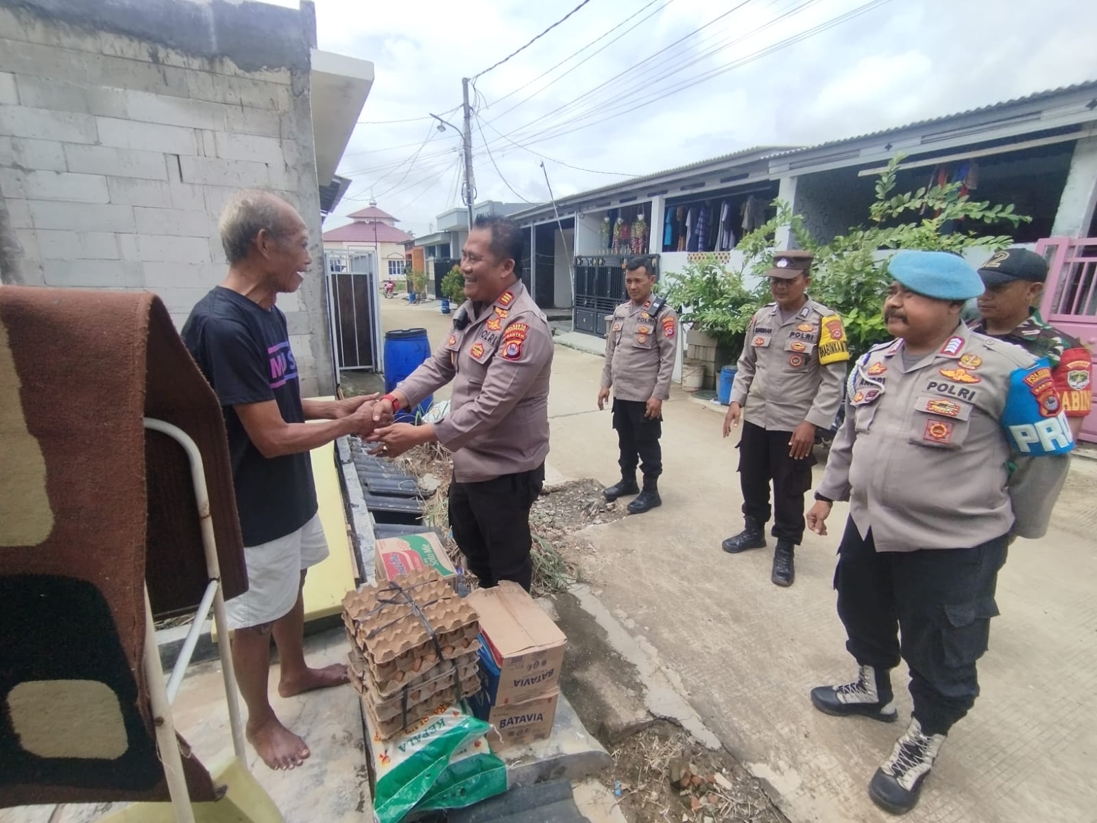 Kapolsek Rajeg Berikan Bantuan Sosial kepada Warga Terdampak Banjir di Perumahan Mutiara Puri Harmoni