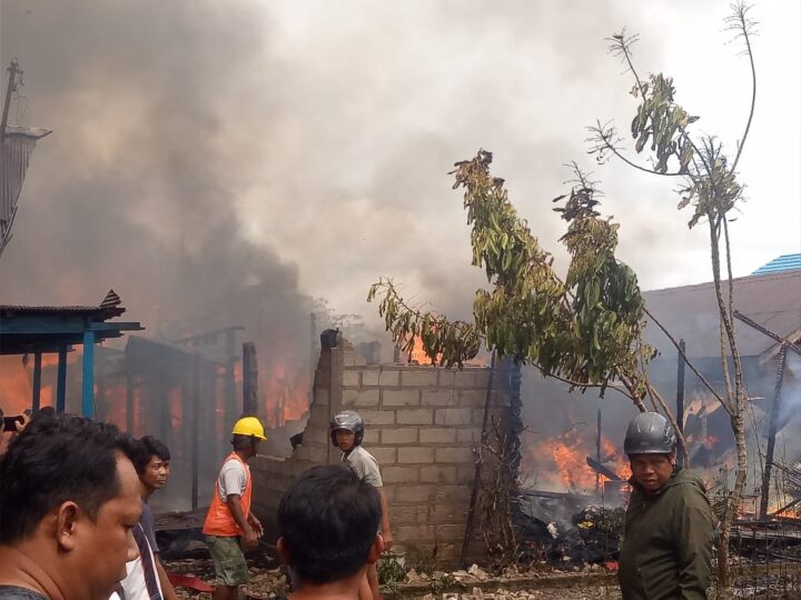 Lima Rumah Kayu di Gang Delima Kuning Hangus Terbakar