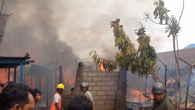 Lima Rumah Kayu di Gang Delima Kuning Hangus Terbakar