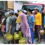 Antri Berjam-jam, Warga Cisoka Keluhkan Mendapatkan Gas Elpiji