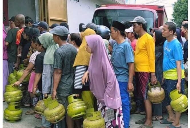 Antri Berjam-jam, Warga Cisoka Keluhkan Mendapatkan Gas Elpiji