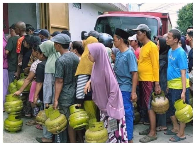 Antri Berjam-jam, Warga Cisoka Keluhkan Mendapatkan Gas Elpiji