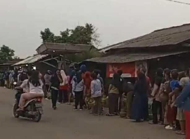 Antrian Panjang..! Untuk Mendapatkan Satu Gas LPG, di Depan Gerbang Griya Parungpanjang 