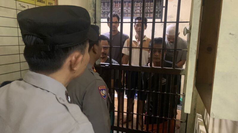 Pawas Beserta Anggota Polsek Cisoka Polresta Tangerang Polda Banten cek Ruang Tahanan di Mako Polsek Cisoka.