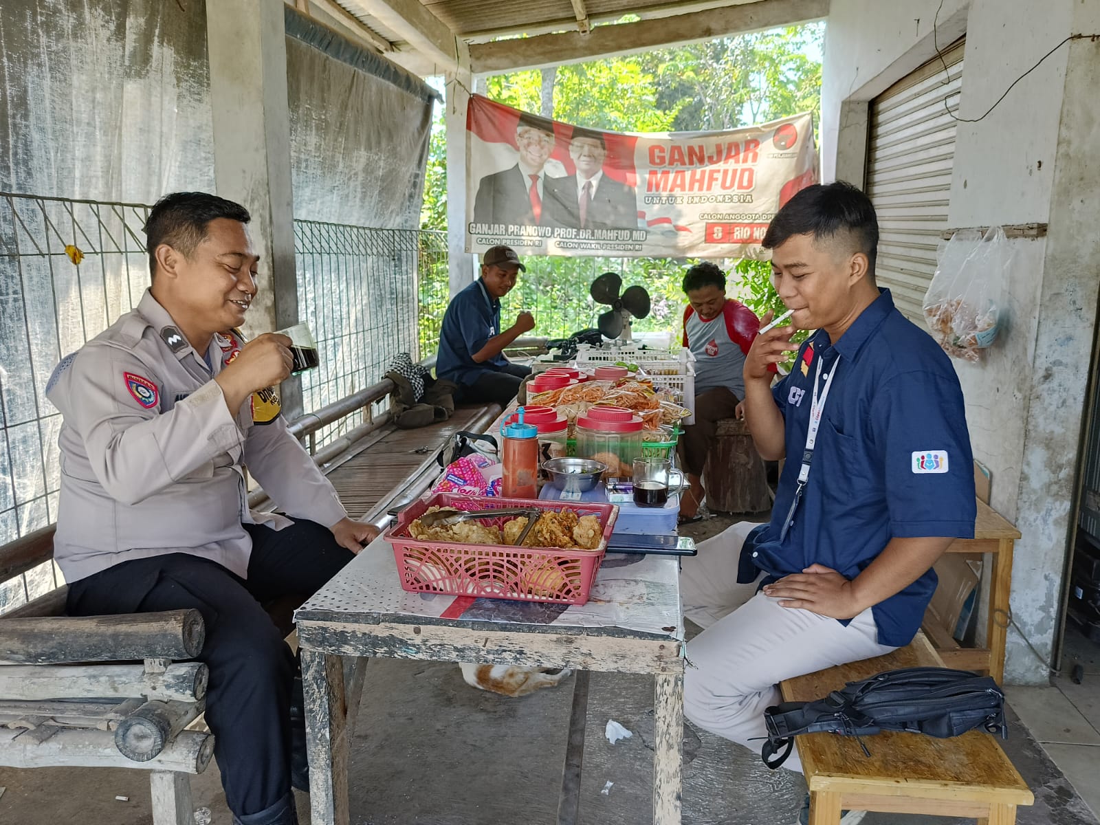 Sambang ke Warung Bhabinkamtibmas Aipda Antariksa SH, Sampaikan Pesan Kamtibmas