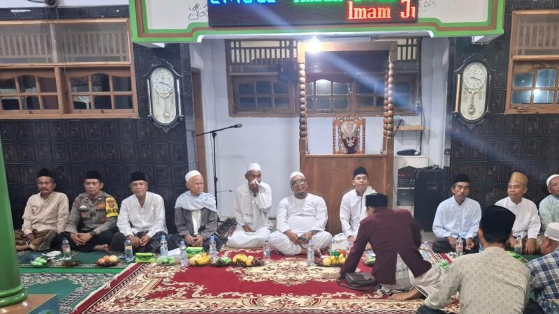 Bhabinkamtibmas Polsek Balaraja Aipda Rahmat Hadiri Peringatan Isra Mi’raj di Masjid Jami Al-Husna Desa Kaliasin Kec. Sukamulya Darkum Polsek Balaraja.