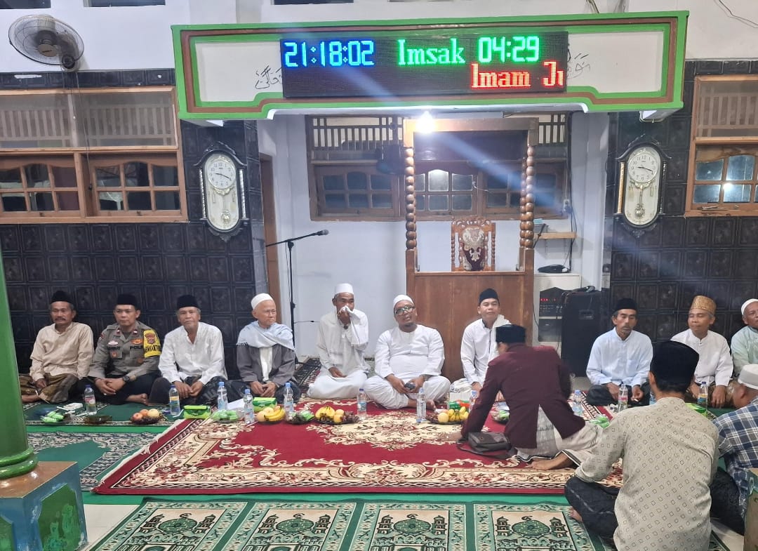 Bhabinkamtibmas Polsek Balaraja Aipda Rahmat Hadiri Peringatan Isra Mi’raj di Masjid Jami Al-Husna Desa Kaliasin Kec. Sukamulya Darkum Polsek Balaraja.