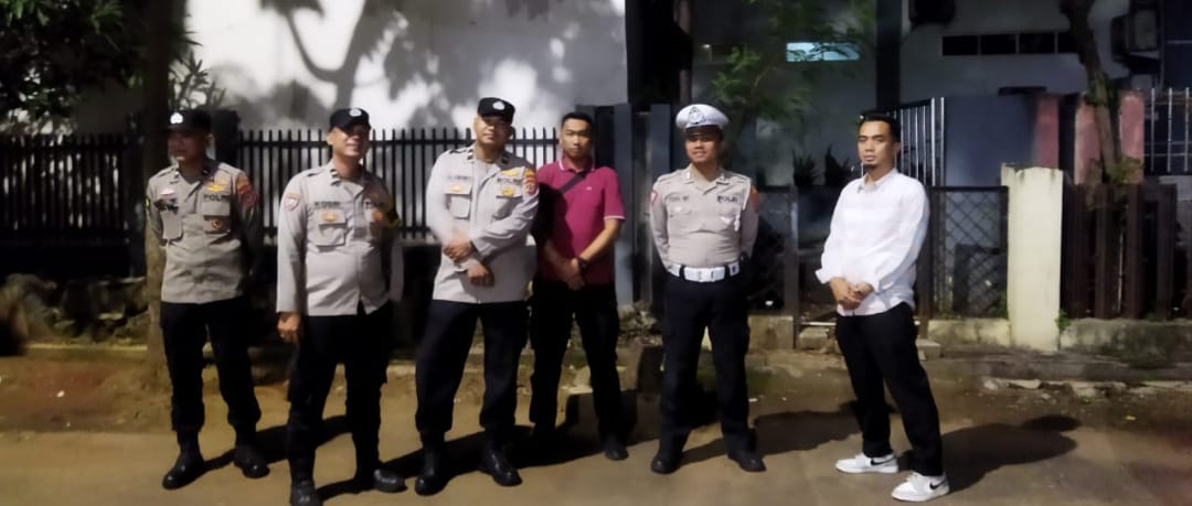 Anggota Polsek Balaraja Laksanakan Pengamanan Sispam Mako Polsek Balaraja Pada Malam Hari