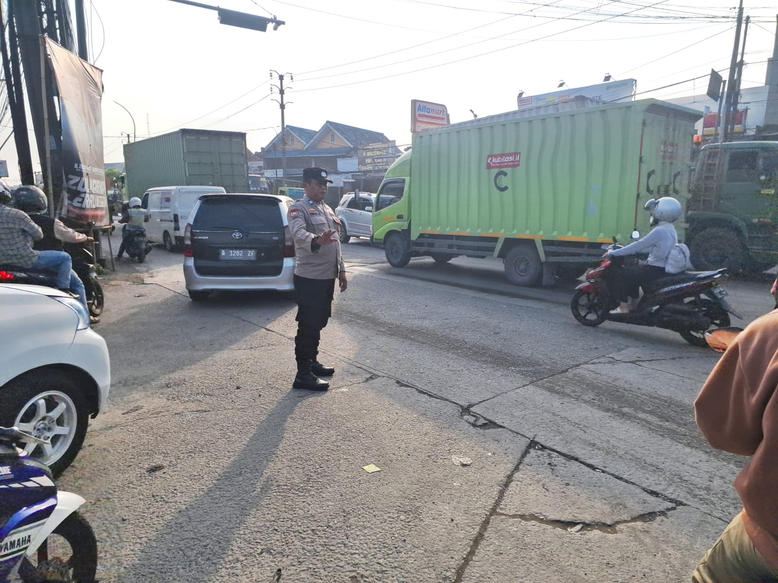 Ciptakan Kamseltibcarlantas di Wilayah Polsek Balaraja Pengaturan Arus Lalu Lintas Pagi Hari