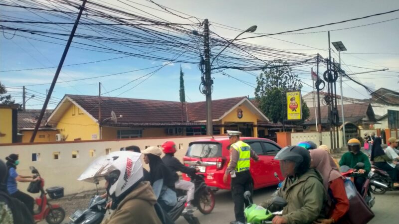 Anggota Lalulintas Polsek Tigaraksa Gatur Lalin Sore Hari.