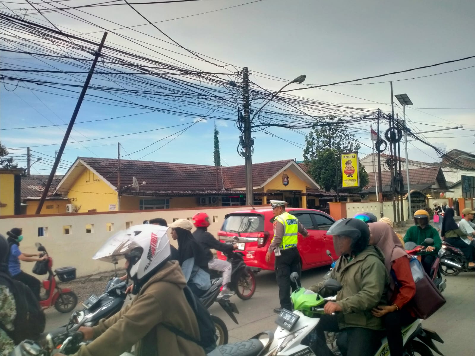 Anggota Lalulintas Polsek Tigaraksa Gatur Lalin Sore Hari.