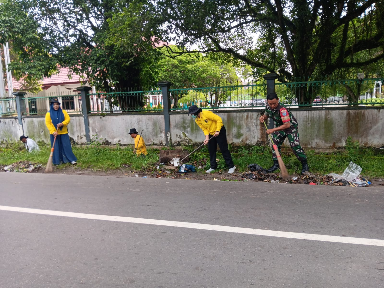 Babinsa dan Warga Bahu Membahu Bersihkan TPS