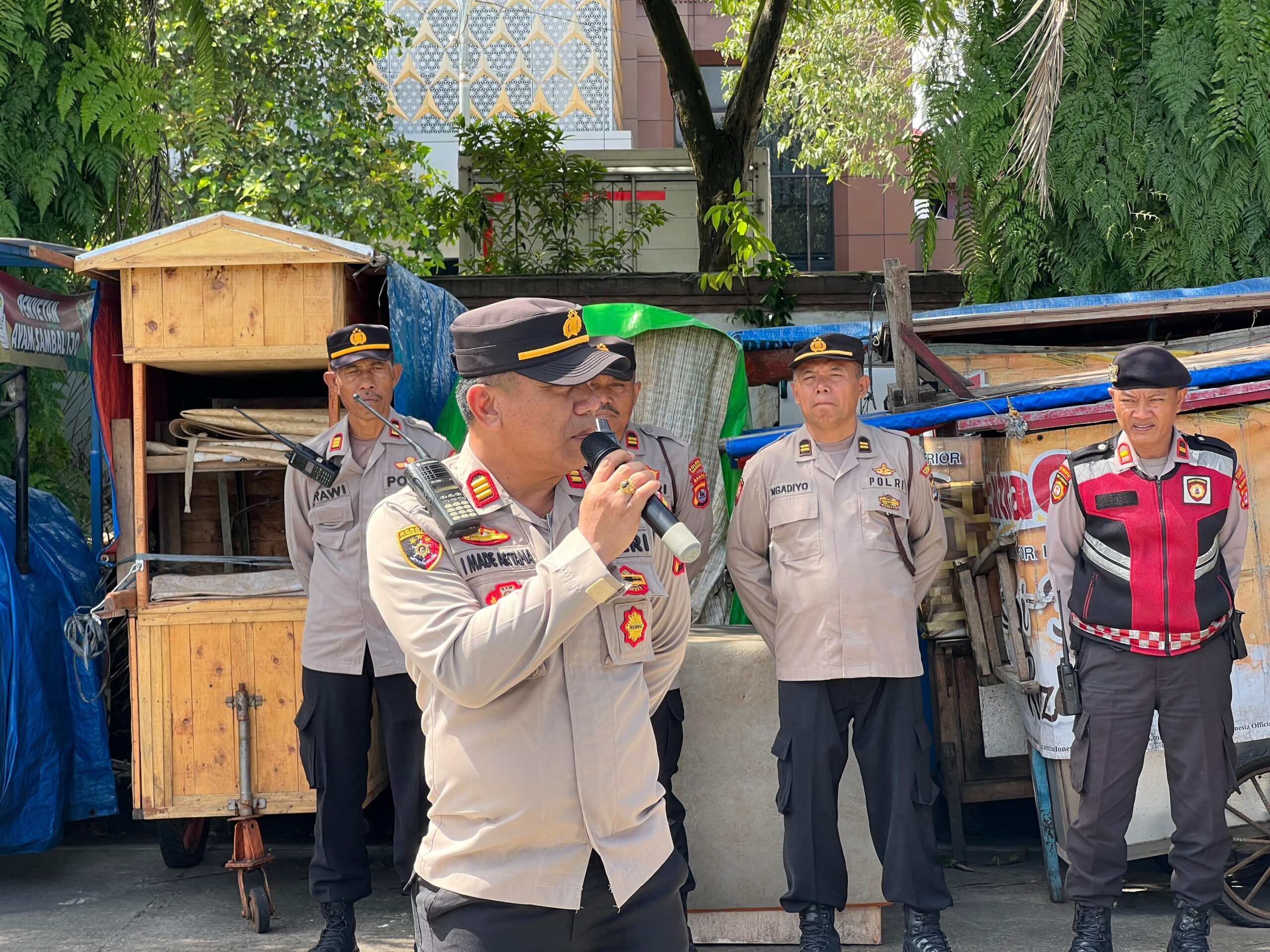 Kapolsek Tigaraksa Pimpin Apel Pengamanan Aksi Unjuk Rasa di Kantor Kejaksaan Kabupaten Tangerang