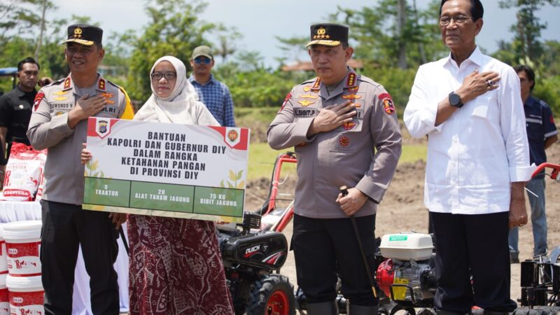 Kapolri dan Gubernur Yogyakarta Sri Sultan Hamengku Buwono X Menanam Jagung Bersama