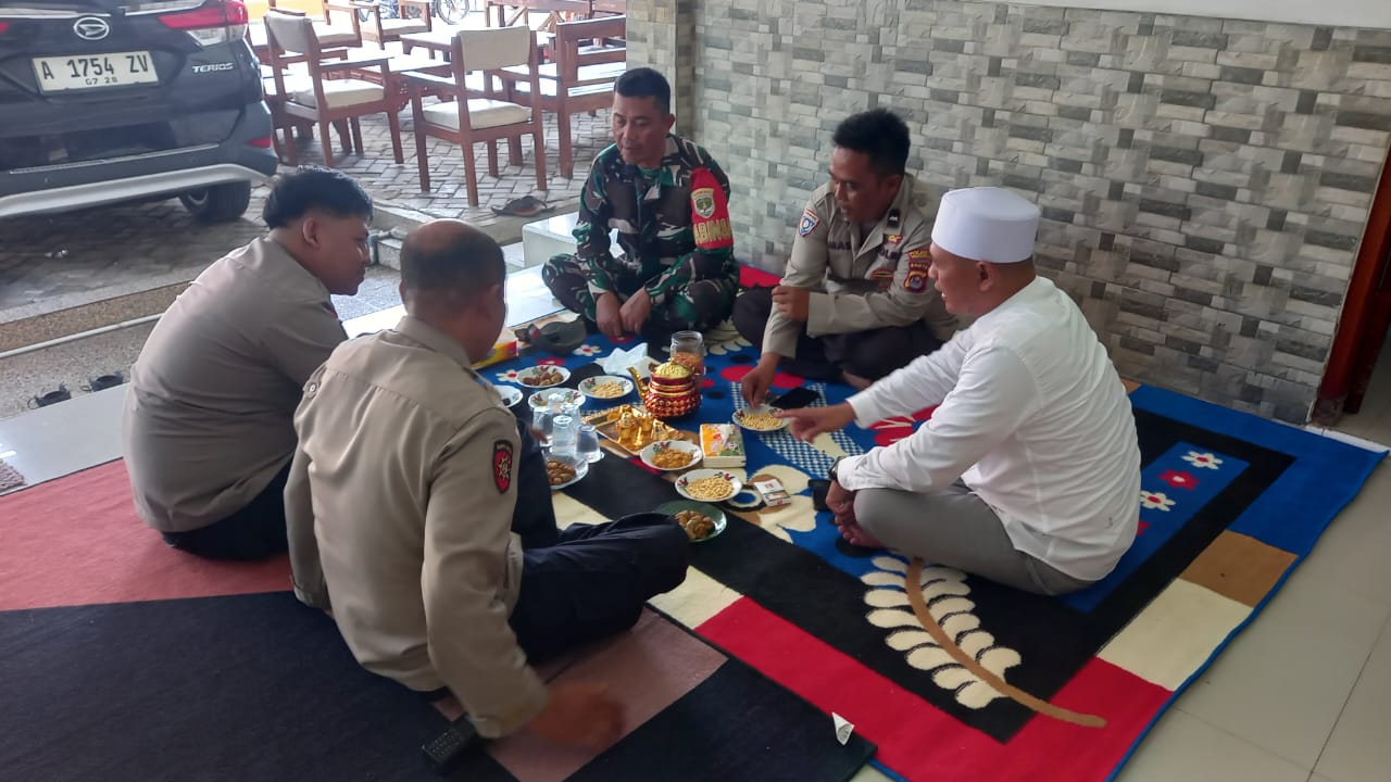 Tokoh Masyarakat di Desa Rancagede kerap dikunjungi Anggota Polsek Kresek dan Anggota Koramil 07 Kresek guna menjalin Tali Silaturahmi dengan para Sesepuh.