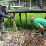 Satgas TMMD Reguler Ke-123 dan Warga Gali Lubang Cakar Ayam.