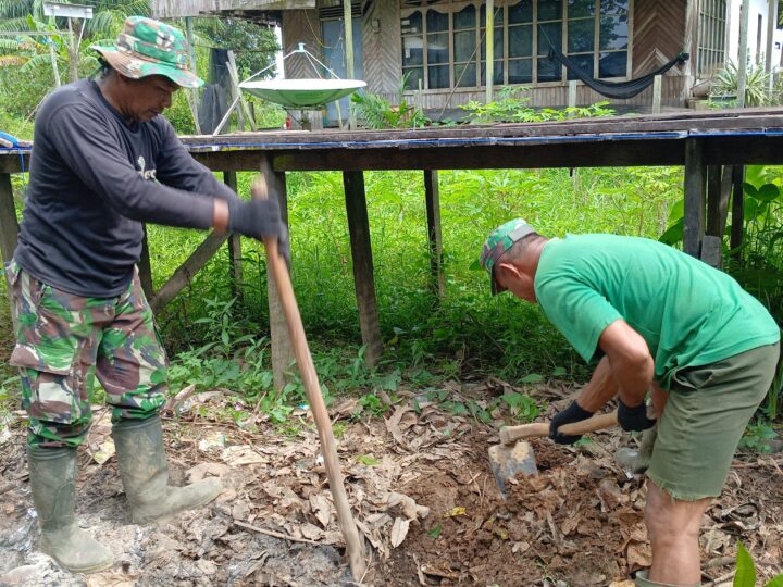 Satgas TMMD Reguler Ke-123 dan Warga Gali Lubang Cakar Ayam.