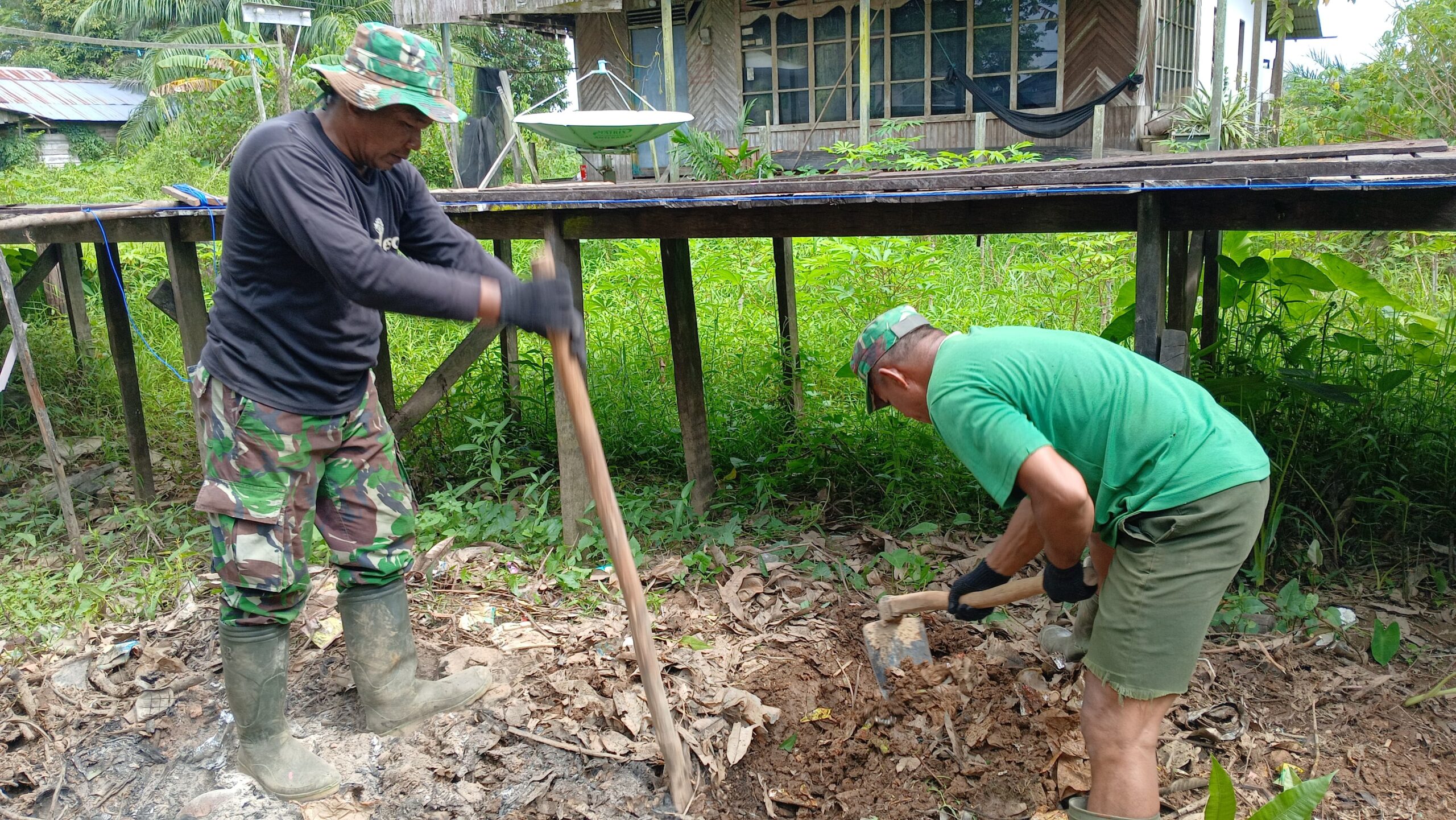 Satgas TMMD Reguler Ke-123 dan Warga Gali Lubang Cakar Ayam.