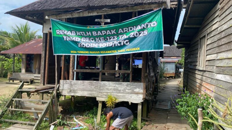Personel Satgas TMMD Reguler Ke-123 Kodim 1019/Katingan, Bongkar Dinding Sasaran Ke-2 Rumah Milik Bapak Ardianto