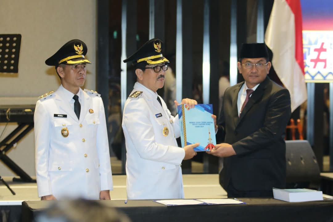 GUBERNUR LAMPUNG PIMPIN SERTIJAB PJ BUPATI LAMPUNG UTARA DENGAN BUPATI TERPILIH DR. IR. H. HAMARTONI AHADIS, M.SI., DAN ROMLI, S.KOM., S.H., M.H.
