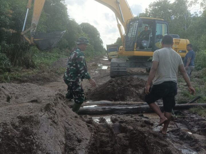 Pagi Buta, Satgas TMMD Reg ke-123 Kerahkan Alat Berat Untuk Penimbunan Badan Jalan