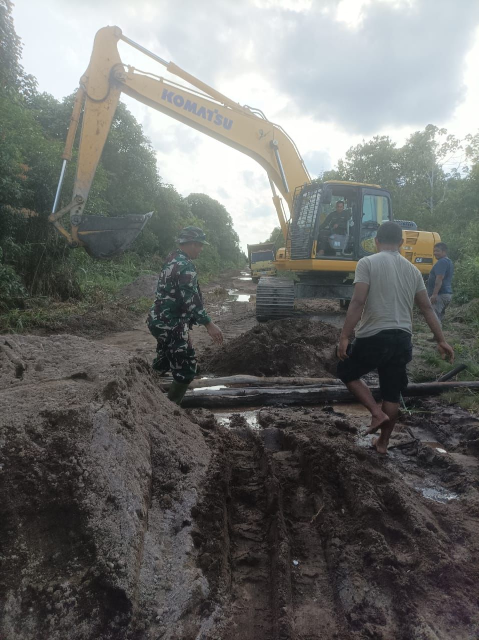 Pagi Buta, Satgas TMMD Reg ke-123 Kerahkan Alat Berat Untuk Penimbunan Badan Jalan