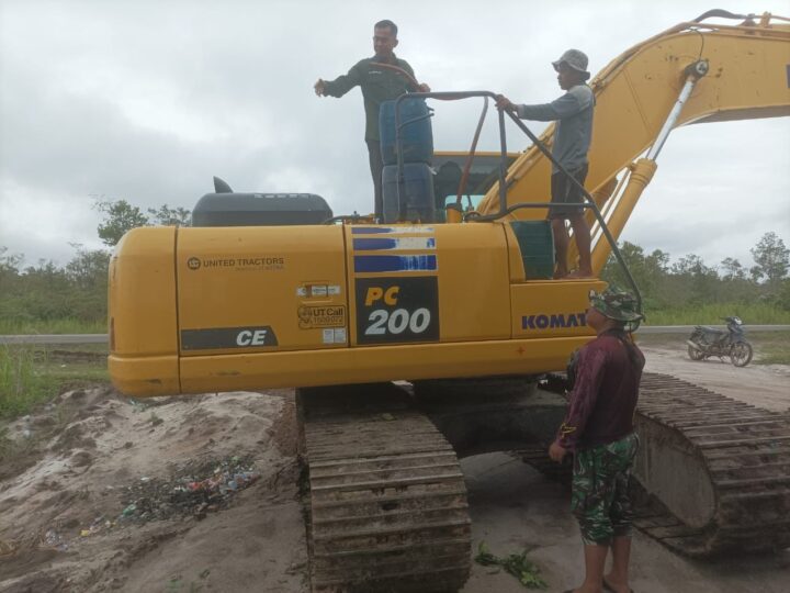 Saling Menolong, Satgas TMMD Reg Ke-123 Kodim 1019/Katingan Bantu isi BBM Ke Excavator.