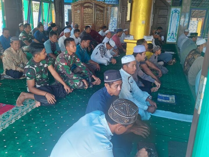 Satgas TMMD Ke 123 Kodim 1015/Sampit Berbaur Bersama Warga Tunaikan Sholat Jumat