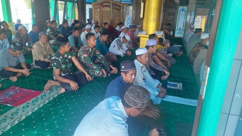 Satgas TMMD Ke 123 Kodim 1015/Sampit Berbaur Bersama Warga Tunaikan Sholat Jumat