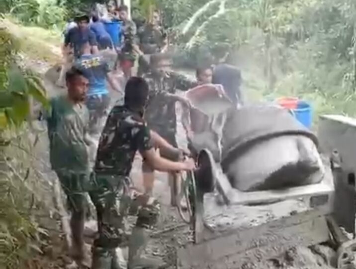 Pengecoran Jalan di Kebut , TNI dan Masyarakat Kebut Pekerjaan Walau Cuaca Ekstrim Dalam TMMD ke – 123 Tahun 2025